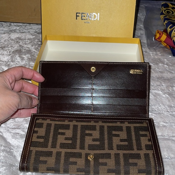 Fendi Preloved wallet, pristine condition brown canvas comes with box - Picture 2 of 7